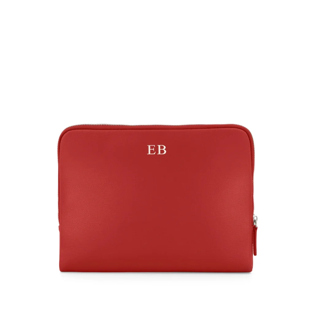 P403PC64800_9.webp Porta laptop in pelle personalizzato con inziali a ricamo - Aston - colore rosso