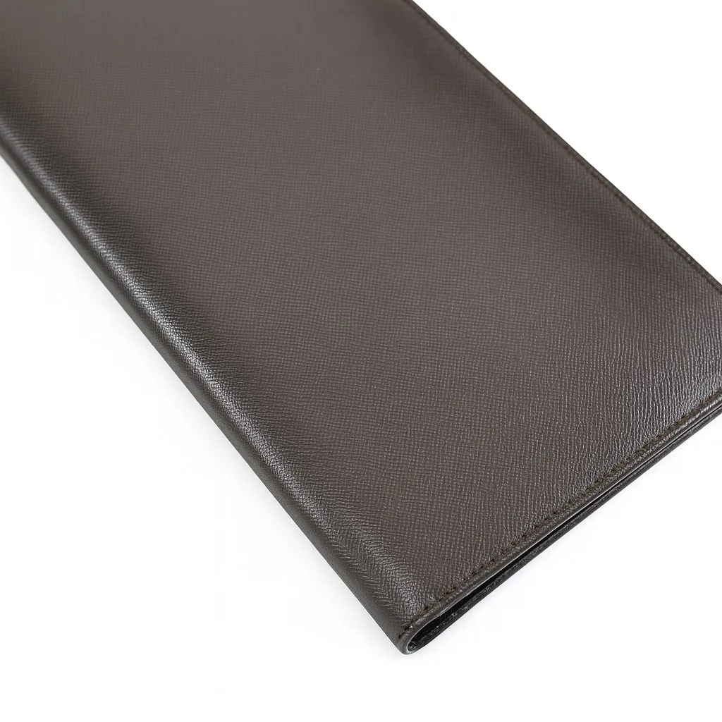 Porta documenti da viaggio in pelle di alta qualità, personalizzata con logo Damiani dettaglio