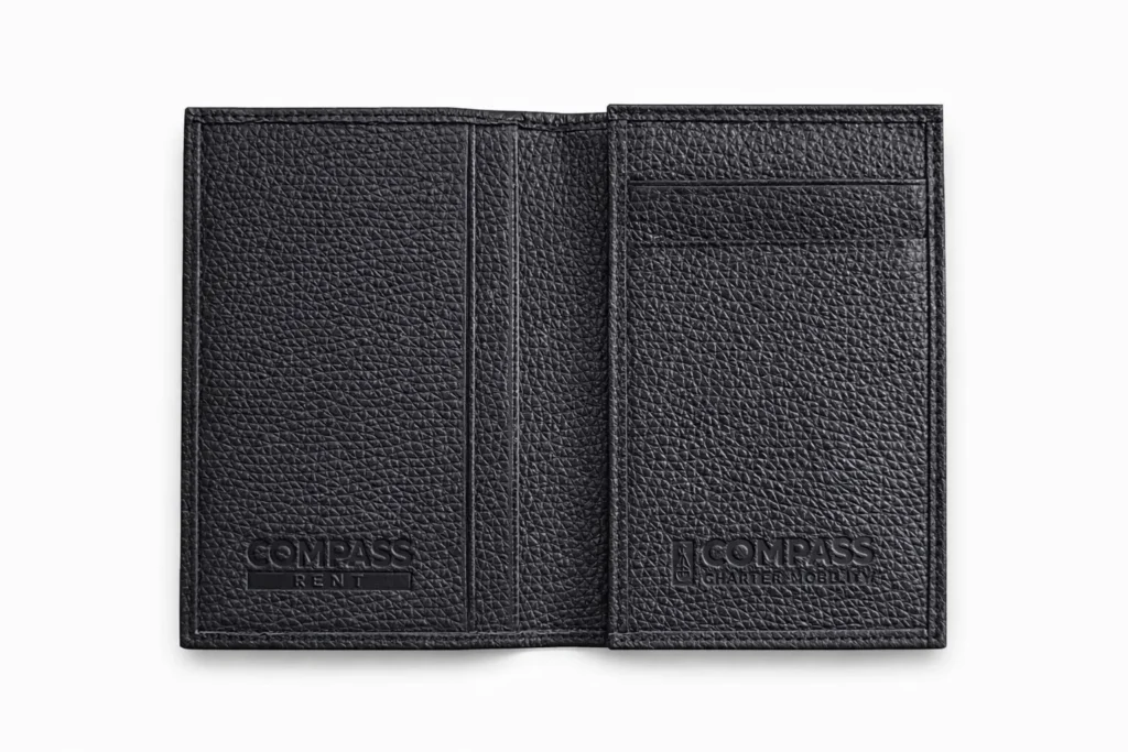 Compass--Porta-biglietti-da-visita-aperto Porta biglietti da visita in pelle personalizzabile con logo aziendale