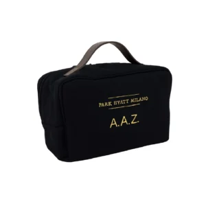 Trousse necessaire Park Hyatt Milano con iniziali ricamate per ciascun cliente