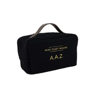 Trousse necessaire Park Hyatt Milano con iniziali ricamate per ciascun cliente